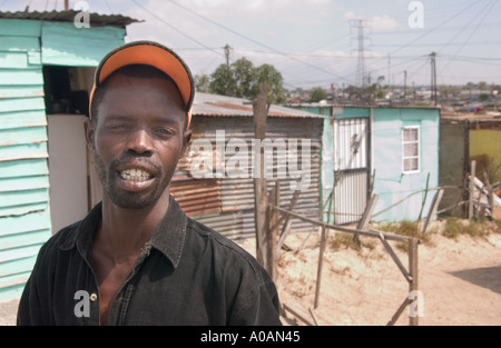 Ein Junge südafrikanische Mann vor seinem Haus in der Gemeinde Khayelitshu in Cape Town, South Africa Stockfoto