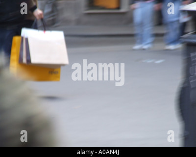Menschen mit Einkaufstüten in Rom, Italien Stockfoto
