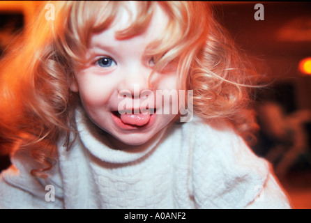 Eine horizontale Farbbild eine kleine blauäugige blonde Mädchen Stockfoto