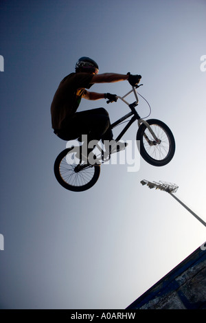 BMX-Stunt-Fahrer in der Luft Stockfoto