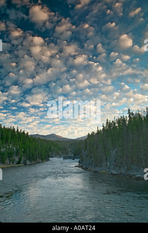 Wolken über Yellowstone River Yellowstone Nationalpark WY Stockfoto