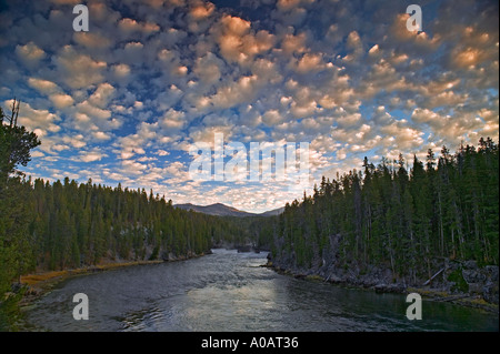 Wolken über Yellowstone River Yellowstone Nationalpark WY Stockfoto