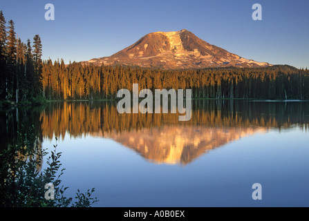 Mount Adams überragt Takhlakh See im Gifford Pinchot National Forest, Cascade Mountain Range, Washington, USA Stockfoto