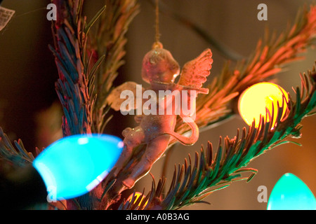 Amber und weiß Flöten spielenden Engel Ornament an den Weihnachtsbaum hängen. St Paul Minnesota MN USA Stockfoto