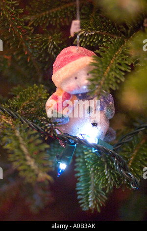Schneemann-Verzierung an den Weihnachtsbaum hängen. St Paul Minnesota MN USA Stockfoto