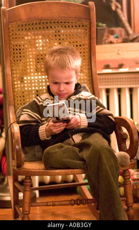 Jungen Alter 5 seine Nintendo Game Boy spielen. St Paul Minnesota MN USA Stockfoto