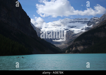 Kanu auf türkisfarbene Wasser des Lake Louise kanadischen Rockies September 2006 Stockfoto