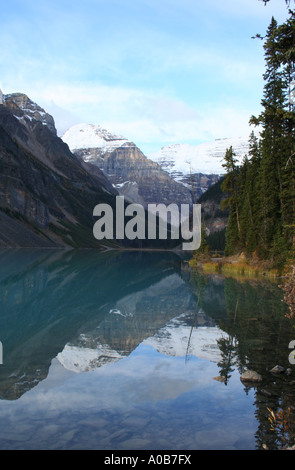 Mount Lefroy und Mount Victoria spiegelt sich in Lake Louise kanadischen Rockies September 2006 Stockfoto