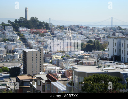 Coit Tower und Oakland Bridge vom Schnittpunkt von Hyde und Lombard Street San Francisco Oktober 2006 Stockfoto