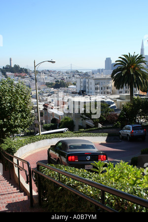 Auto absteigend Lombard Street San Francisco Oktober 2006 Stockfoto