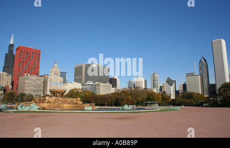 Skyline von Chicago einschließlich der Willis Tower früher Sears Tower und Aon Turm vom Buckingham Fountain Grant Park Oktober 2006 Stockfoto