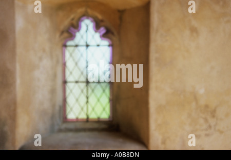 Impressionistische lückenhaft Creme, die Innenwand der Kirche in warmes Sonnenlicht mit Diamant gebadet verbleit Fenster mit rosa gesäumt Stockfoto