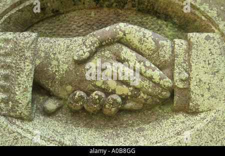 Detail eines Grabsteins Sandstein, in denen wurde eine männliche Hand auszustrecken und halten oder eine weibliche Hand schütteln geschnitzt Stockfoto