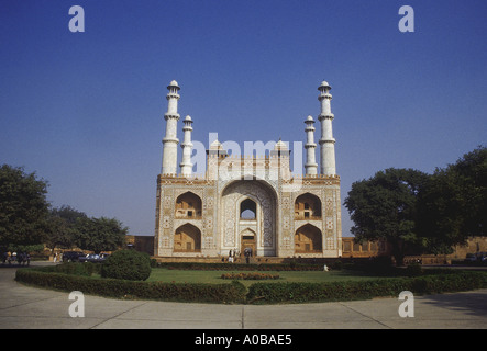 Das Eingangstor zum Akbars Grabmal in Sikandra. Agra, Indien. Stockfoto