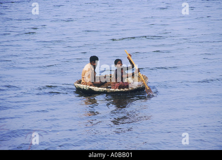 Ein Fischer und seine Frau zurück an die Küste in einem Einbaum Kanu rudern. Goa, Indien. Stockfoto