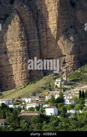 Dorf am Fuße der Felswand Mallos de Riglos im Abendlicht, Spanien, Pyrenaeen, Riglos Stockfoto