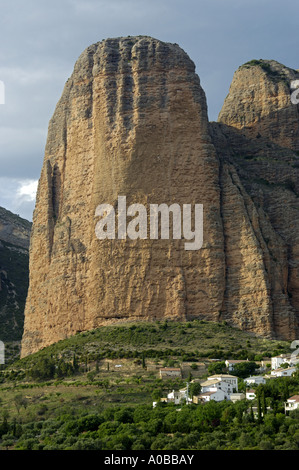 Dorf am Fuße der Felswand Mallos de Riglos im Abendlicht, Spanien, Pyrenaeen, Riglos Stockfoto