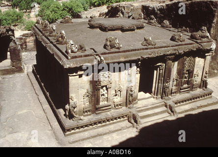 Höhle Nr. 15: Dashavatara Höhle oder zehn Inkarnationen von Vishnu. Öffentlicher Sitzung mit einem freistehenden monolithischen Mandapa in der Mitte Stockfoto