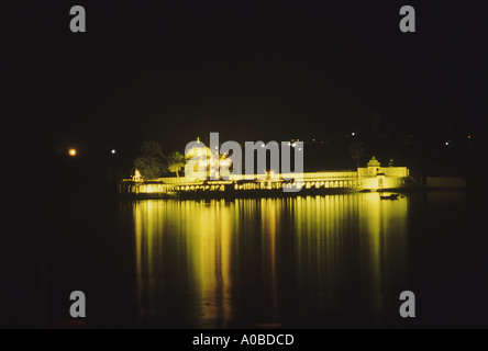 JAG Mandir - Palast auf einer Insel des Lake Pichola gebaut. Udaipur, Rajasthan, Indien. Stockfoto