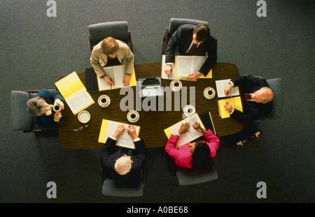 Draufsicht der Führungskräfte in einer Besprechung Stockfoto