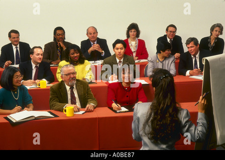 Frau geben eine Gruppe Präsentationsmodell veröffentlicht Stockfoto