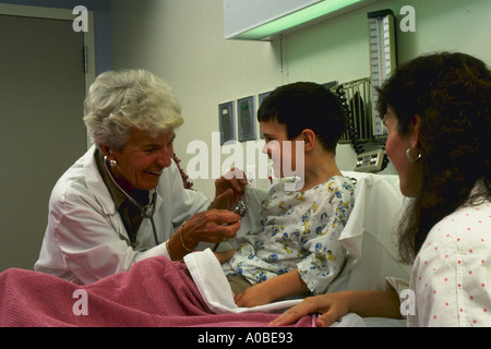Krankenschwester Minister jungen in Flagler Krankenhaus Florida während Mutter blickt auf Stockfoto