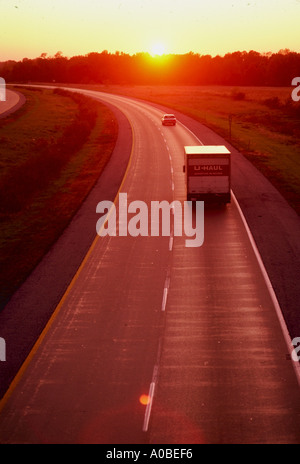 LKW auf der Straße bei Sonnenuntergang entlang US 70 in Illinois Stockfoto