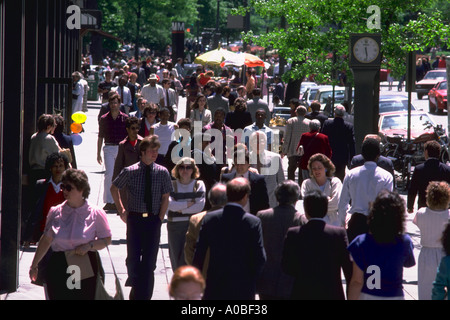 Menschen Connecticut Avenue entlang und überqueren die Straße in Washington DC AB49220 Stockfoto