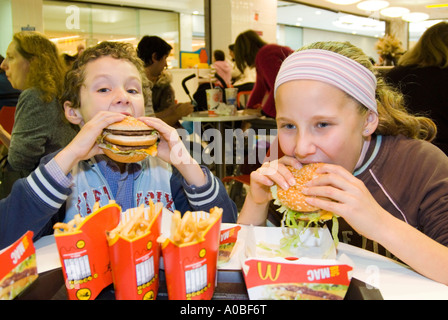 Kinder essen McDonald's Big Mac Hamburger England UK Stockfoto