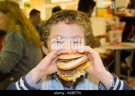 Kind essen McDonald's Big Mac Hamburger England UK Stockfoto