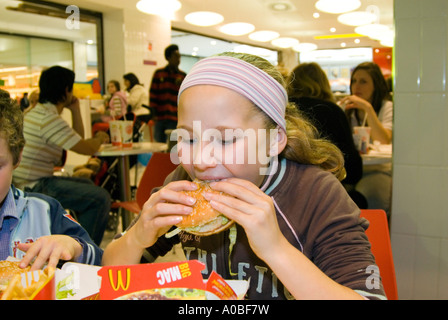 Kind essen McDonald's Big Mac Hamburger England UK Stockfoto