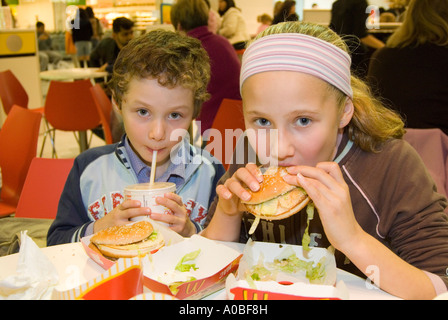 Kinder essen McDonald's Big Mac Hamburger England UK Stockfoto