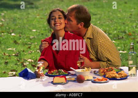 Junges Paar mit Picknick zusammen Stockfoto