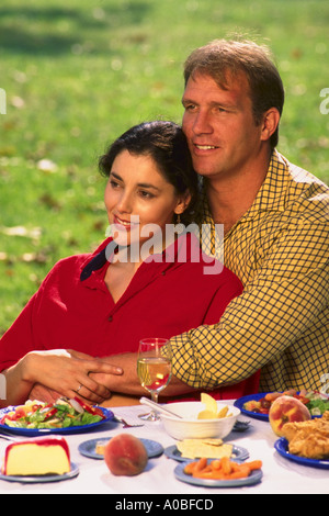 Porträt eines jungen Paares im park Stockfoto