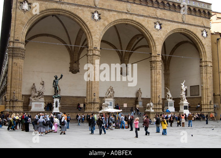Die weiten Bögen der Loggia della Signoria ausserhalb der Uffize-Galerie auf der Piazza della Signoria, Florenz, Italien Stockfoto