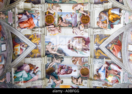 Die Erschaffung Adams von Michelangelo an der Decke der Sixtinischen Kapelle im Vatikan Museum Rom Italien Stockfoto