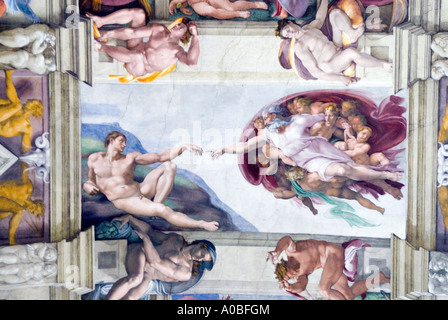 Die Erschaffung Adams von Michelangelo an der Decke der Sixtinischen Kapelle im Vatikan Museum Rom Italien Stockfoto