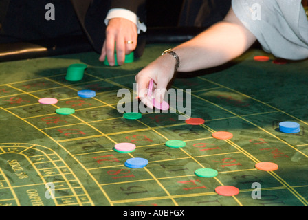 Menschen setzen ihre Chips auf dem grünen Filz eines Roulette Tabelle England UK Stockfoto