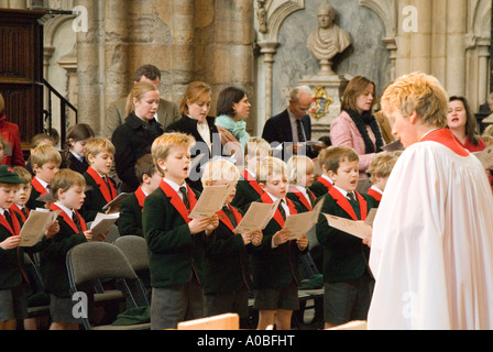Schule Jungs singen der Hymne an einem Gottesdienst in Westminster Abbey London England UK Stockfoto