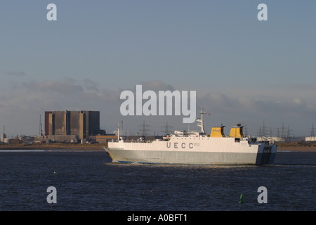 Frachter der Mündung des Flusses Tees und das Kernkraftwerk in Hartlepool Stockfoto