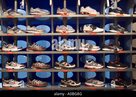 Reihen von Nike Trainer im Niketown London England UK Stockfoto