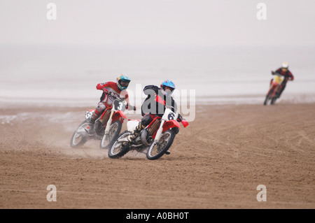 Motorrad-Sand Rennen an einem Strand in England Stockfoto