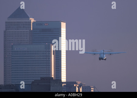 Flugzeug abheben am London City Airport mit Canary Wharf im Hintergrund Stockfoto