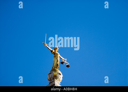 Statue der Justitia auf der alten Bailey London England UK Stockfoto