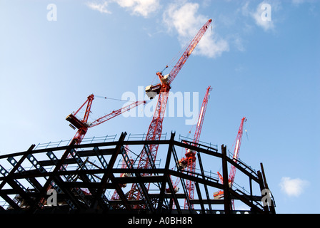 Baukräne auf Baustelle, London England UK Stockfoto