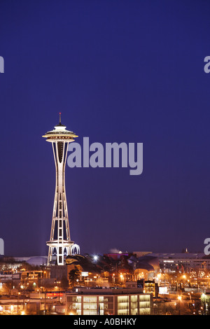 Der Seattle Space Needle steht unter einem Himmel der Dämmerung Seattle Washington USA Stockfoto