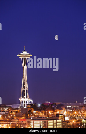 Der Seattle Space Needle steht unter einem Viertel Mond bei Dämmerung Himmel Seattle Washington USA Stockfoto