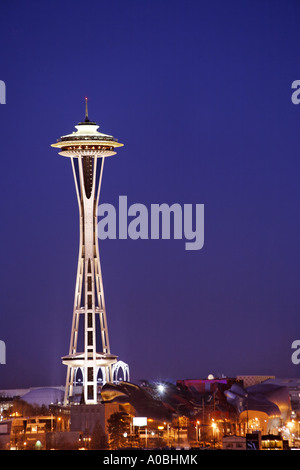 Der Seattle Space Needle steht unter einem Himmel der Dämmerung Seattle Washington USA Stockfoto