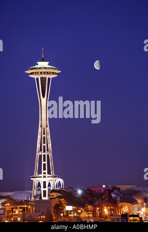 Der Seattle Space Needle steht unter einem Viertel Mond bei Dämmerung Himmel Seattle Washington USA Stockfoto