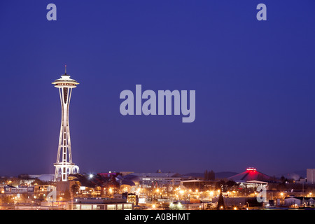 Der Seattle Space Needle steht unter einem Himmel der Dämmerung Seattle Washington USA Stockfoto